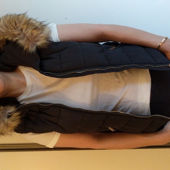 ZARA Vest with Faux Fur Trimmed Hood Medium - Picture 11 of 13